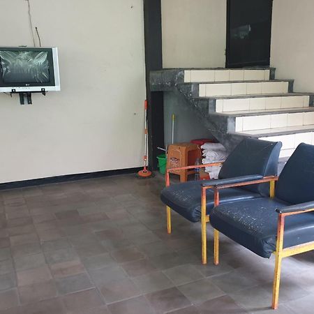 Hotel Oyo Life 2090 Ratna Backpacker Syariah à Probolinggo Extérieur photo
