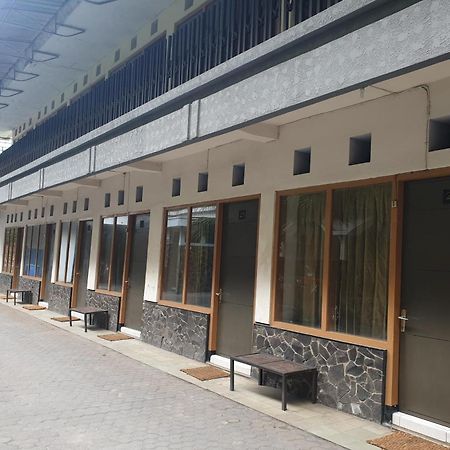 Hotel Oyo Life 2090 Ratna Backpacker Syariah à Probolinggo Extérieur photo