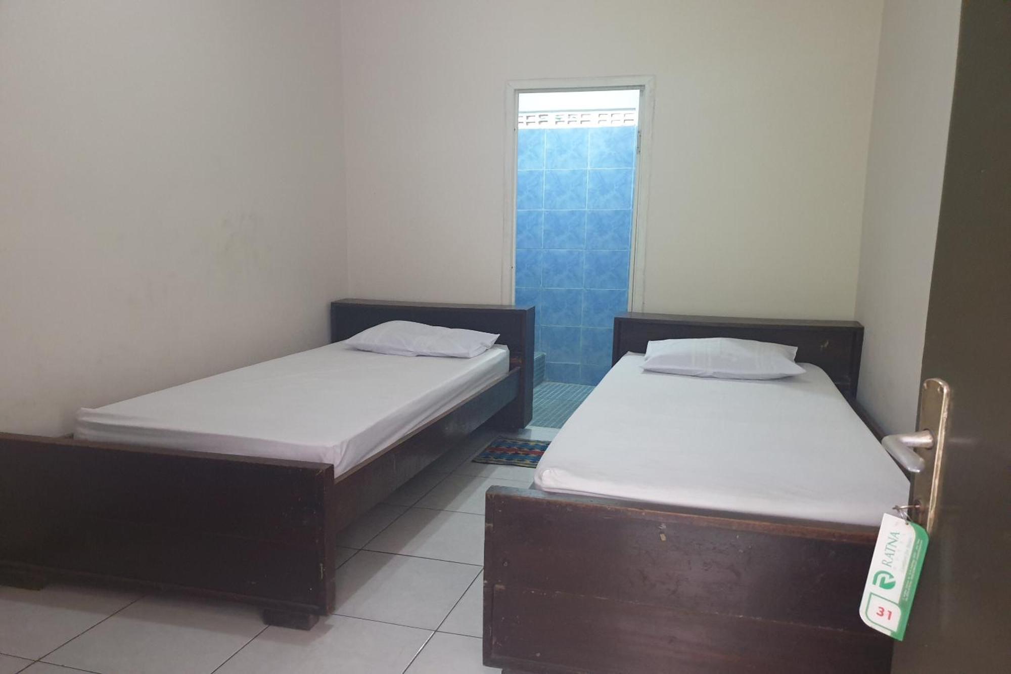Hotel Oyo Life 2090 Ratna Backpacker Syariah à Probolinggo Extérieur photo