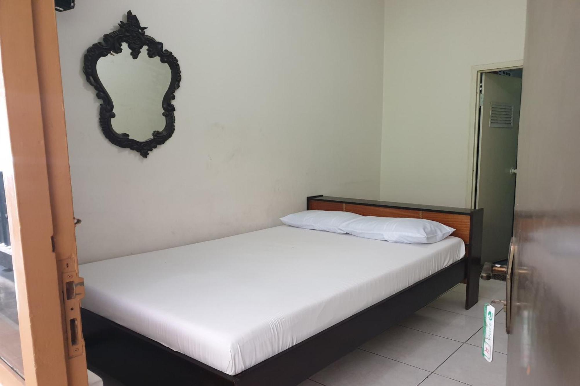 Hotel Oyo Life 2090 Ratna Backpacker Syariah à Probolinggo Extérieur photo