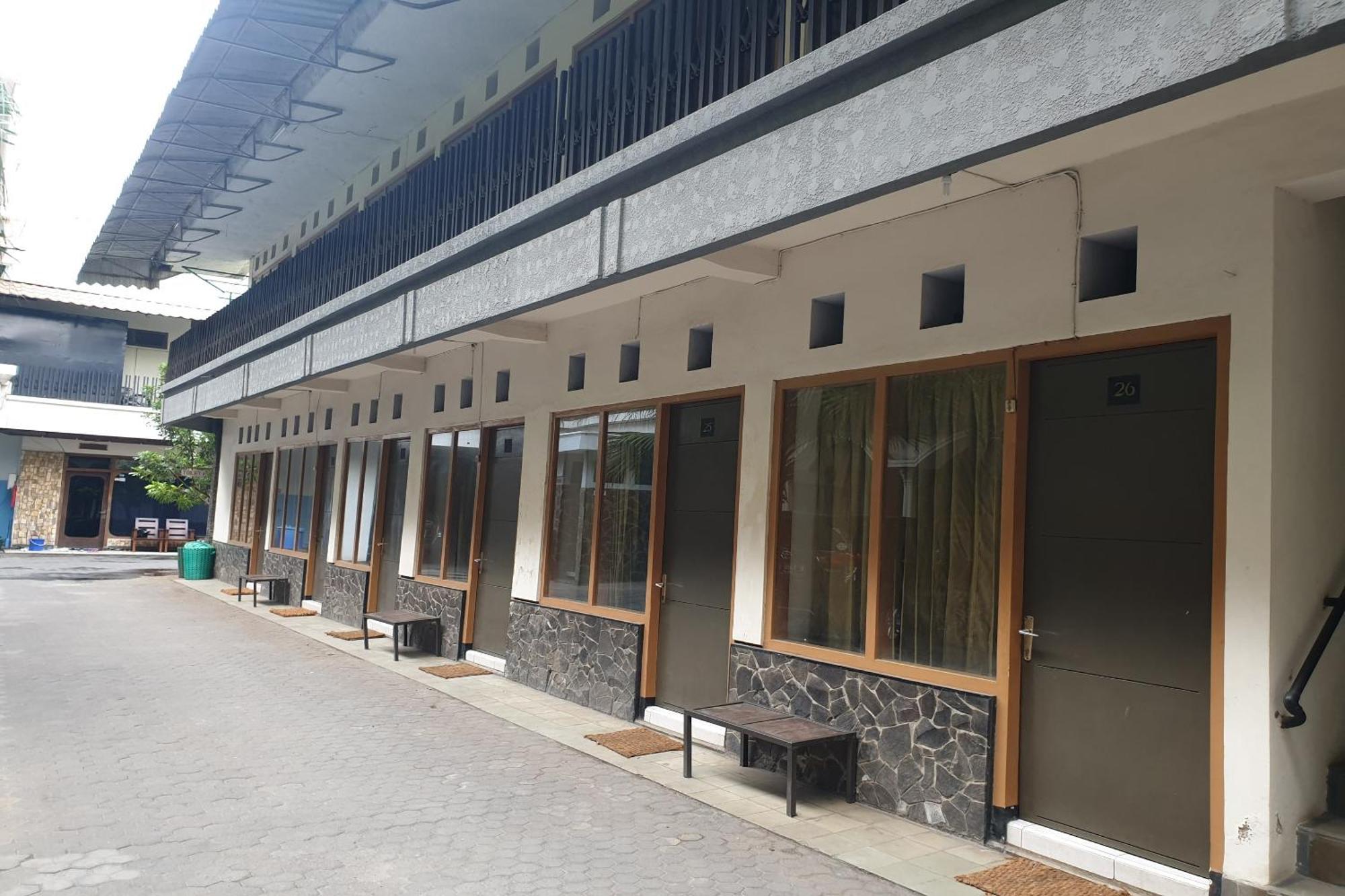 Hotel Oyo Life 2090 Ratna Backpacker Syariah à Probolinggo Extérieur photo