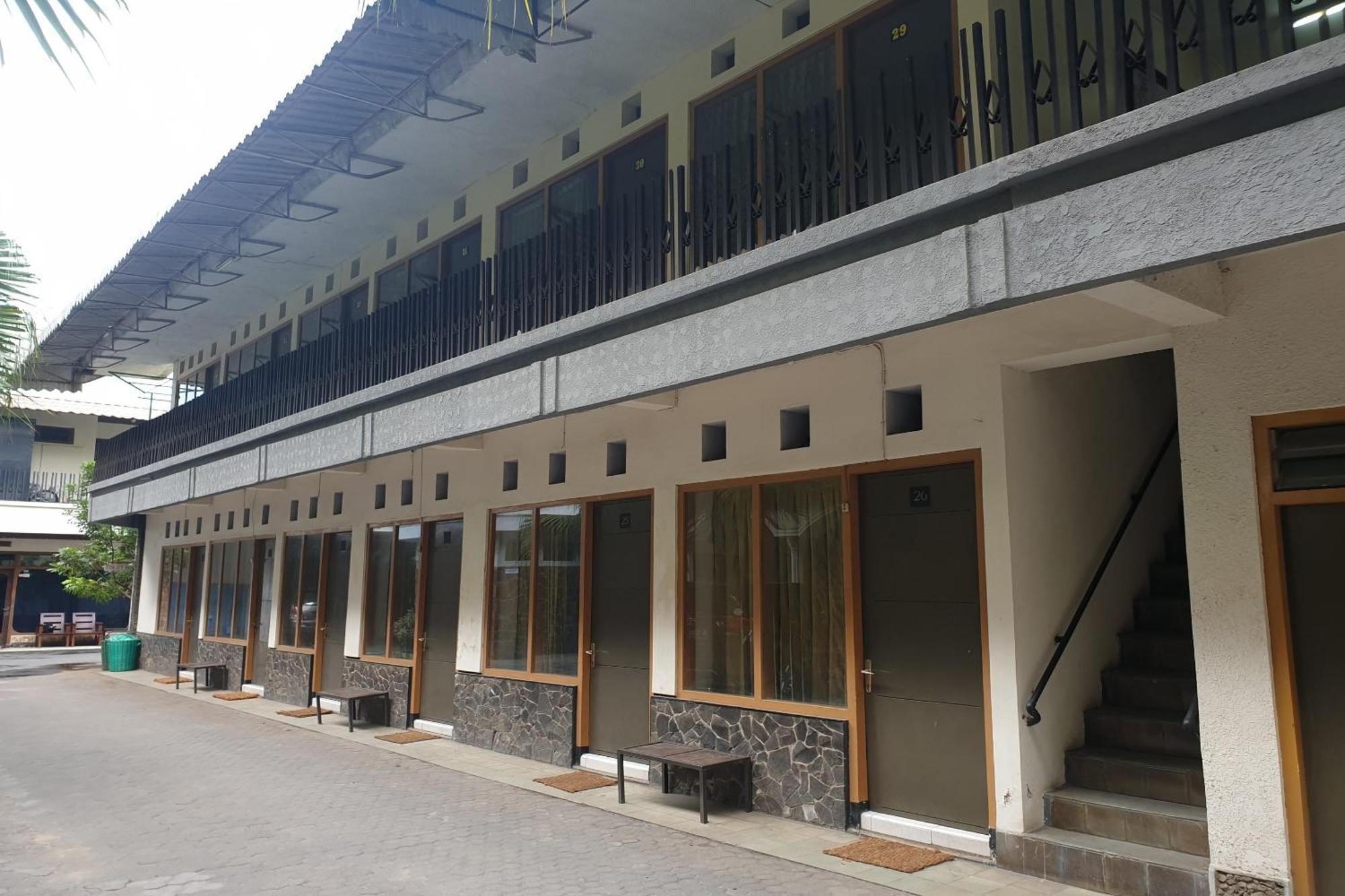 Hotel Oyo Life 2090 Ratna Backpacker Syariah à Probolinggo Extérieur photo
