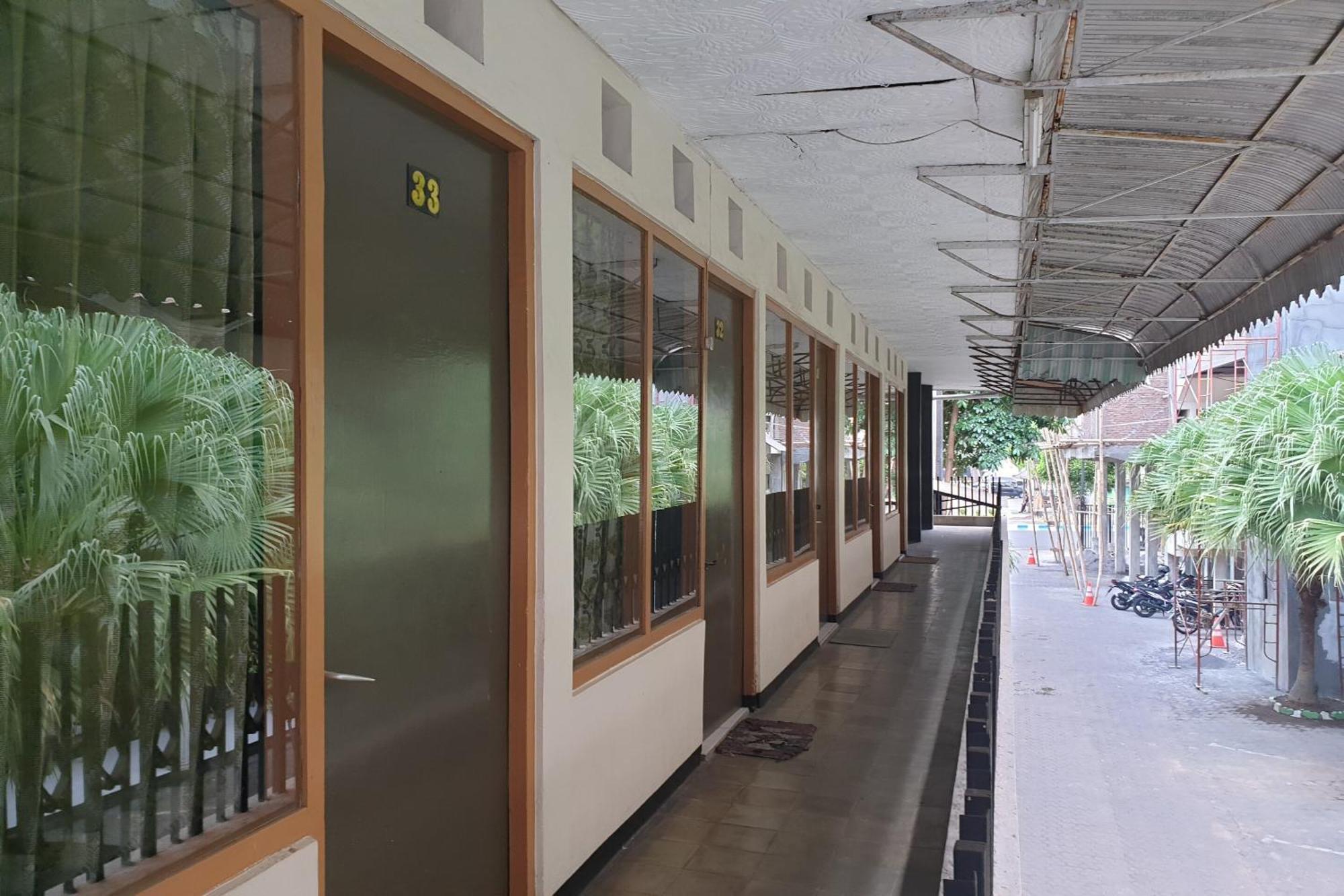 Hotel Oyo Life 2090 Ratna Backpacker Syariah à Probolinggo Extérieur photo