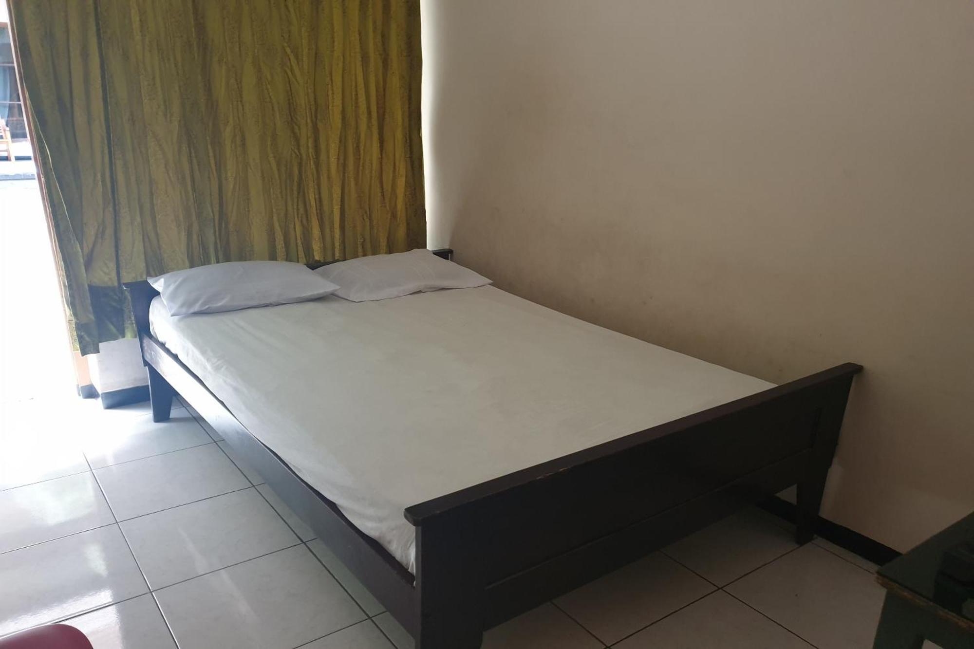 Hotel Oyo Life 2090 Ratna Backpacker Syariah à Probolinggo Extérieur photo